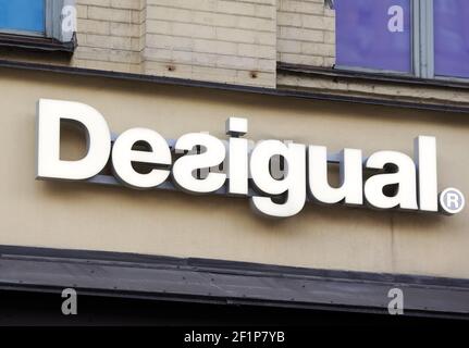 schroot wildernis uitdrukken Desigual logo of a clothing brand seen over the entrance to a brand store  in Kiev. (Photo by Pavlo Gonchar / SOPA Images/Sipa USA Stock Photo - Alamy