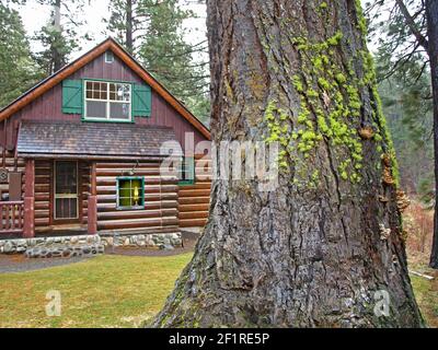 A view of a small long cabin on the edge of a mountain lake in the Cascade Mountains of Central Oregon. Stock Photo