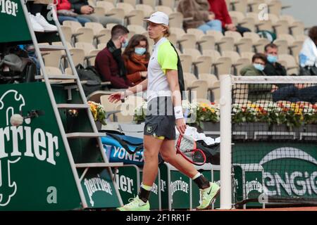 Denis SHAPOVALOV (CAN) has broken his tennis racket during the Roland Garros 2020, Grand Slam tennis tournament, on October 1 st, 2020 at Roland Garros stadium in Paris, France - Photo Stephane Allaman / DPPI Stock Photo