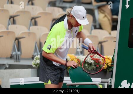 Denis SHAPOVALOV (CAN) has broken his tennis racket during the Roland Garros 2020, Grand Slam tennis tournament, on October 1 st, 2020 at Roland Garros stadium in Paris, France - Photo Stephane Allaman / DPPI Stock Photo