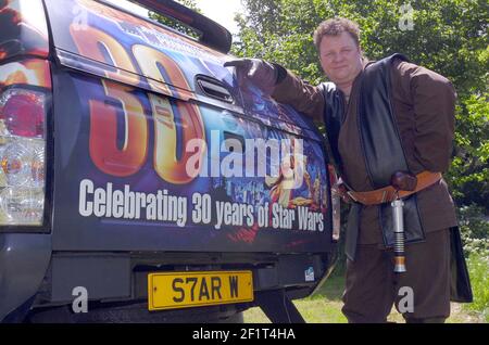 star wars fanatic luke skywalker with his star war decorated 4 x 4 and number plate pic mike walker, 2007 Stock Photo