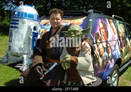 star wars fanatic luke skywalker with his star war decorated 4 x 4 and number plate pic mike walker, 2007 Stock Photo