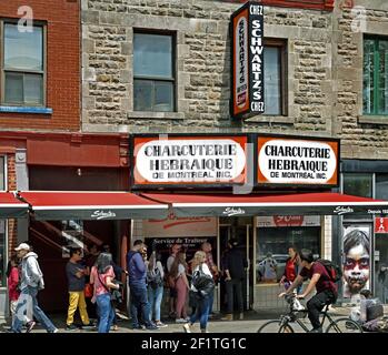 Schwartz's Deli (famous smoked meat) restaurant Charcuterie Hebraique de Montreal INC.Saint Laurent Boulevard, Montreal, Canada, Canadian, Province, Quebec.( Restaurants, bars, effusive, eclectic and multicultural mix of things to see and do, indoors and out, any time of the day. Nightlife laid-back brewpubs, trendy clubs, cheeky cabarets, karaoke bars, dance halls and divebars. ) Stock Photo