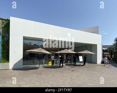 Apple retail store selling iPhones, iPads and more in sleekly designed  spaces. located in Westfield UTC. with pedestrians passing by outside the  store. La Jolla. San Diego, California, USA. March 23rd, 2019