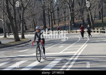 New York, USA. 9th Mar, 2021. (NEW) With 63Ã‚Â°F, New Yorkers rush to Central Park to enjoy the good weather. March 9, 2021, New York, USA: With a good and sunny weather of 63Ã‚Â°F, New Yorkers rush to have fun and enjoy the good weather. Some even brought their iPads and laptops to the park, while others practice sports. It was a very welcoming day for them after the cold weather. Credit: Niyi Fote /Thenews2. Credit: Niyi Fote/TheNEWS2/ZUMA Wire/Alamy Live News Stock Photo