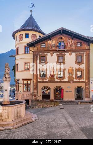 Germany, Bavaria, Berchtesgaden, Market Square with Marktplatz Brunnen or Market Square Fountain and the Deer House. Stock Photo