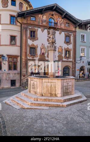 Germany, Bavaria, Berchtesgaden, Market Square with fountain and the Deer House. Stock Photo