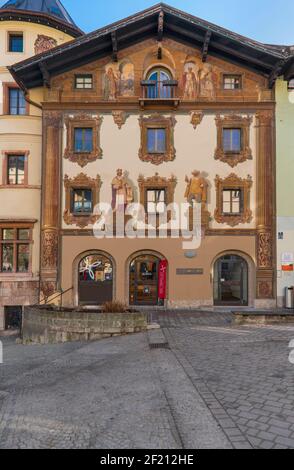 Germany, Bavaria, Berchtesgaden, Market Square with  the Deer House also known as the Hirschenhaus built in 1594 by Georg Labermair and adorned with Luftlmalerei featuring Maximilian Henry of Bavaria. Stock Photo
