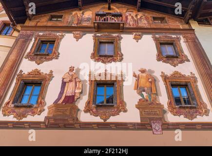 Germany, Bavaria, Berchtesgaden, Detail of the Deer House also known as the Hirschenhaus built in Market Square 1594 by Georg Labermair and adorned with Luftlmalerei featuring Maximilian Henry of Bavaria. Stock Photo
