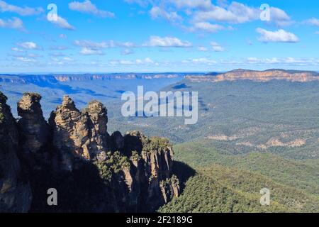 The Blue Mountains, New South Wales, Australia. In the foreground is the famous 'Three Sisters' rock formation Stock Photo