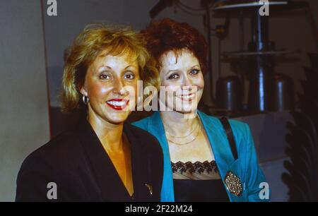 Prominenz auf der IFA in Berlin, Deutschland 1989, hier: Hildegard Hilde und Charlotte Lotti Krekel Stock Photo