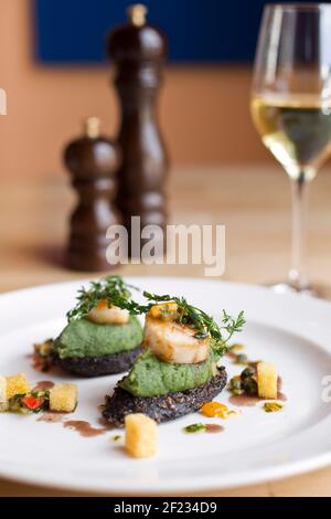 Assaggi, Notting Hill Picture Shows: Assaggi, Notting Hill Picture Shows: Pan Fried Scallops with black pudding, fennel pure and Chopped Cappers, red Stock Photo