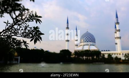 Blue Mosque: The Sultan Salahuddin Abdul Aziz Shah Mosque, is the state mosque of Selangor, Malaysia located in Shah Alam Stock Photo