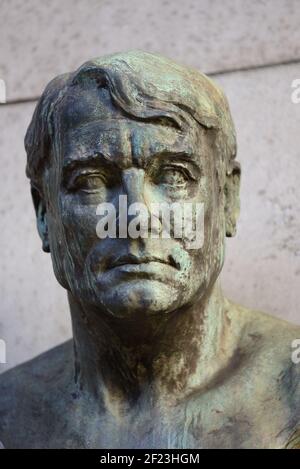 London, England, UK. Bust of Lord Northcliffe outside the  Church of Saint Dunstan-in-the-West, Fleet Street. Alfred Charles William Harmsworth, 1st V Stock Photo