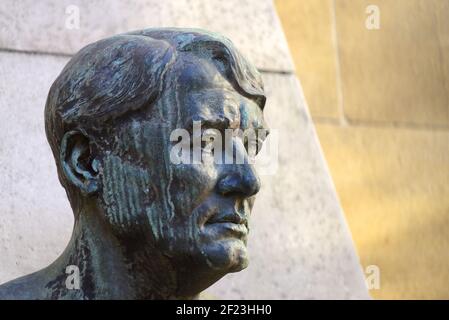 London, England, UK. Bust of Lord Northcliffe outside the  Church of Saint Dunstan-in-the-West, Fleet Street. Alfred Charles William Harmsworth, 1st V Stock Photo