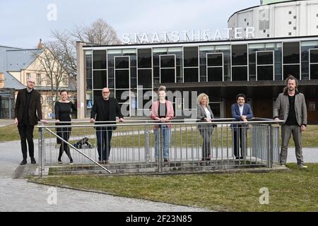 Kassel, Germany. 10th Mar, 2021. Florian Lutz (r), designated director of the Staatstheater Kassel, stands in front of the theatre with the designated heads of division. From left: Kornelius Paede (chief dramaturg musical theatre), Ann-Kathrin Franke (artistic production director), Thorsten Teubl (dance director), Barbara Frazier (young state theatre), Patricia Nickel-Dönicke (theatre director), Francesco Angelico (general music director). Together they presented the new concepts from the 2021-22 season. Credit: Uwe Zucchi/dpa/Alamy Live News Stock Photo