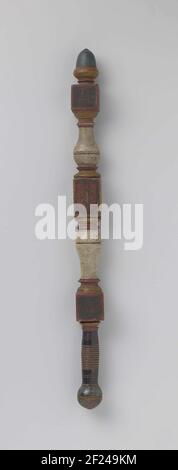 Ceremoniële staf.Wooden ceremonial staff; round of shape with different thicknesses, interrupted by three square blocks, above and below round button; handle part with cut circles; completely painted with different colors except handle; On top block: 1686-MBD-Anno-IDN; On second block in each area a coat of arms, two with tree, two with sword four stars and cross (probably the city pavement of Haarlem), lower block with two planes: IFI-DII (?), On two other surfaces each a roset. Stock Photo