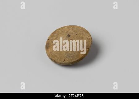 Button from the wreck of the East India hollandia.knoop. (1) SIM. NG 1980-27H554 (2.2D) Stock Photo