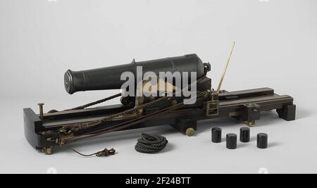 Model of AN 80-pounder Shell Gun on a Pivot on a Ship Deck. Model of a 80 pound bomb gun on a swiveled piece, painted black. The wooden loop is 55 cm long, has a 44 mm caliber and fittings for a visor at the trumpery and at the tap band; Zundgat with lock hardening, grape as a pairing ring. The upper carriage, slightly narrower, has two cheeks with three stages, the tops of which are with the tapping of solid brass. The cheeks are connected by a sloping calf, a crossbar in the middle and the axis; The sole plate is on the crossbar and the rear asx. The aneslives have no wheels, but slide over Stock Photo