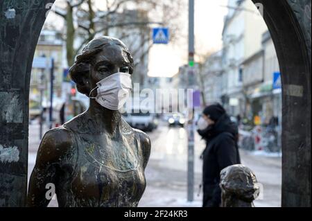 GERMANY, Hamburg, corona pandemic, woman sculpture with medical mask / DEUTSCHLAND, Hamburg, Corona Pandemie, Skulptur mit Maske Stock Photo