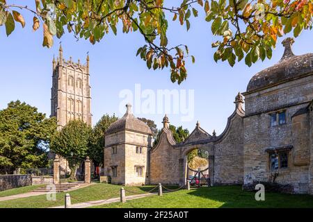 Autumn in the Cotswolds - St James church and the Jacobean lodges to Campden House in the Cotswold town of Chipping Campden, Gloucestershire UK Stock Photo