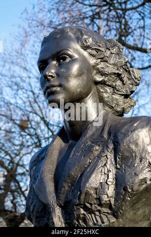 Statue of Violette Szabo in London Stock Photo