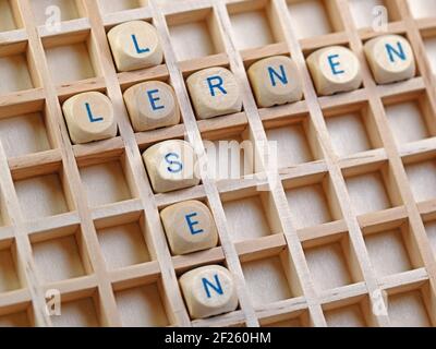 Wooden cubes with the words "lesen und lernen" printed on them, translation "learn and read" Stock Photo