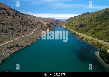 Lake Dunstan Cycle Trail (left), State Highway 8, Cromwell Gorge (right), and Lake Dunstan, near Cromwell, Central Otago, South Island, New Zealand Stock Photo