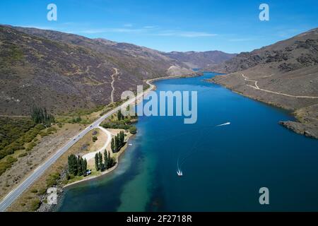 State Highway 8, Cromwell Gorge (left), Lake Dunstan Cycle Trail (right), and Lake Dunstan, near Cromwell, Central Otago, South Island, New Zealand Stock Photo