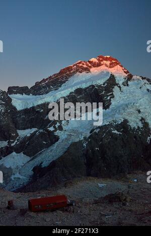 First light on Mt Sefton and Mueller Hut, Sealy Range, Aoraki / Mount Cook National Park, South Island, New Zealand Stock Photo