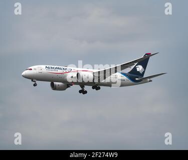 London, Heathrow Airport, UK, April 2019 - AeroMexico, Boeing 787 Dreamliner from Mexico, on final approach to Heathrow image Abdul Quraishi Stock Photo