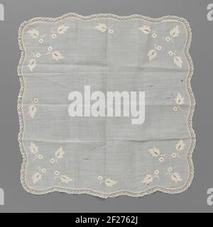 Zakdoek van batist met vier losse gevederde bladeren met rozetbloempje in elke hoek en afgezet met een rand Valenciennes-kant.Natural batist handkerchief with embroidery - whiteware - and finished around with a clust side: Valenciennes-side. Square model with wavy edges and rounded corners. Four loose feathered leaves are embroidered in every corner with one small rosette flower. The same leaf with flower is in the middle along each side. The pattern in the lace edge consists of one row of ringed snowflakes, in a square valenciennes ground. The handkerchief is saved with a different handkerchi Stock Photo