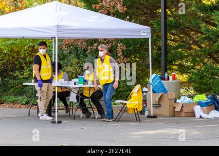 Rockville, MD, USA 11-05-2020: Voluntary front line personnel working at a drive through COVID-19 testing site. Health care workers wearing full prote Stock Photo