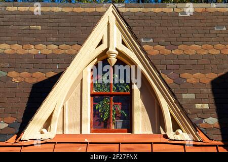 Close up isolated image of an arched Palladian style dormer window on the roof of a colonial era house in Maryland, USA. The vintage building has terr Stock Photo