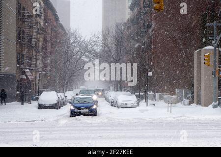 Christmas White winter snowfall day in the big apple new york city manhattan buildings streets and walkways Intersection Stock Photo
