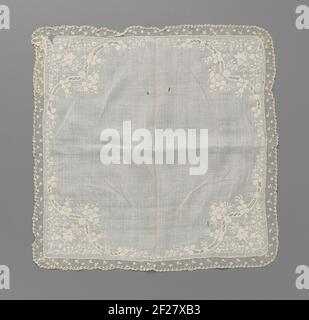 Zakdoek van batist met borduurwerk met mimosa en een strook naaldkant met strooibloempjes.Natural batist handkerchief with embroidery in the four corners and rounded around with a border needle lace: Alençon side. The embroidery is right in the four corners. The pattern consists of two sloping and openwork arches, which are overcured by mimosa branches. The arches form a definition of the other motifs in the corners. These motifs are a fantasy flower, surrounded by fine spiral drinks with a buds, leaves and flowers. A fine flower garland with forget-me-staples along the edges of the handkerchi Stock Photo