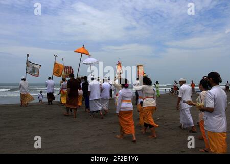 Yogyakarta, Indonesia. 11th Mar, 2021. Javaese Hindu attend a Melasti prayer ceremony amid COVID-19 pandemic, a purification festival held several days before 'Nyepi', the day of silence which marks the Hindu new year this March 14 when devotees are not allowed to travel, work, at the Parangkusumo beach in Yogyakarta, Indonesia on March 11 2021. (Photo by Devi Rahman/INA Photo Agency/Sipa USA) Credit: Sipa USA/Alamy Live News Stock Photo