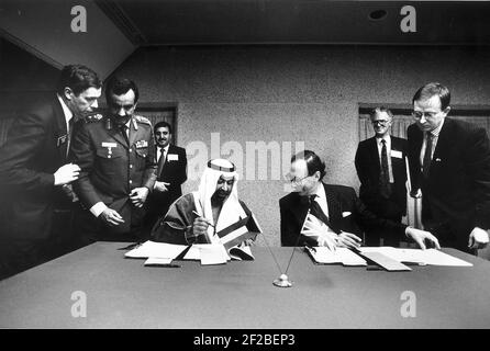 Malcolm Rifkind Defence Secretary & Kuwait Minister Ali Sabah Al Salim Al Sabah signing  a memorandum Stock Photo