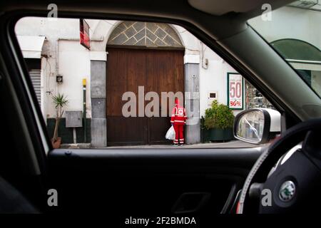 Volunteers of the Italian Red Cross of Maddaloni (CE), they bring humanitarian aid to families without work and with economic difficulties, during the Stock Photo