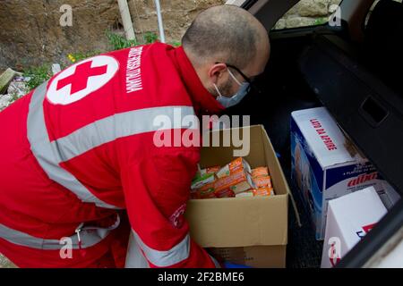 Volunteers of the Italian Red Cross of Maddaloni (CE), they bring humanitarian aid to families without work and with economic difficulties, during the Stock Photo