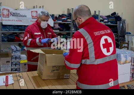 Volunteers of the Italian Red Cross of Maddaloni (CE), they bring humanitarian aid to families without work and with economic difficulties, during the Stock Photo