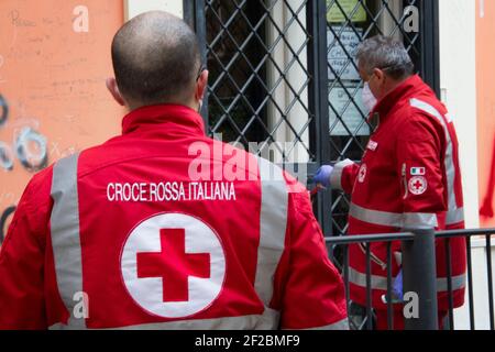 Volunteers of the Italian Red Cross of Maddaloni (CE), they bring humanitarian aid to families without work and with economic difficulties, during the Stock Photo