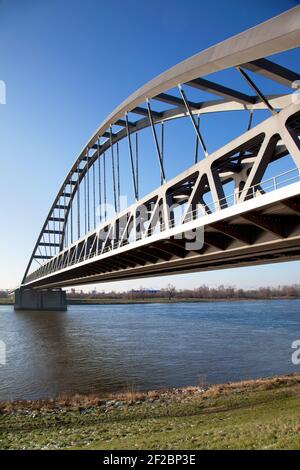 Eisenbahnbrücke in Düsseldorf am Rhein Stock Photo