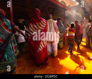 India, Mathura - Devotees celebrate Holi inside Dwarkadheesh  temple. Stock Photo