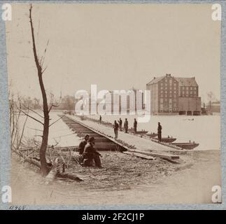 Pontoon bridges across James River Stock Photo