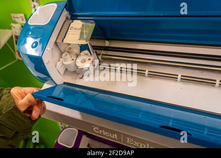 A craftsperson browses Cricut products in a Michaels craft store in New York on Tuesday February 23, 2021. Cricut, beloved of do-it-yourselfers, has filed to raise $100 million via an IPO. (© Richard B. Levine) Stock Photo