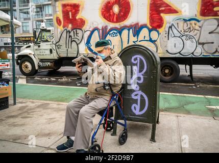 Elderly man sits on his walker in Chelsea in New York on Tuesday, February 23, 2021.  (© Richard B. Levine) Stock Photo