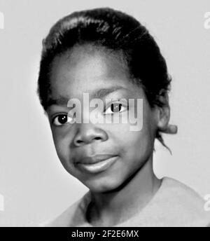 1960 ca , USA : The celebrated American television talk show host, journalist , writer and producer OPRAH WINFREY ( born 29 january 1954 ), when was young aged 6 . Unknown photographer. - HISTORY - FOTO STORICHE - personalità da giovane giovani - personality personalities when was young - PORTRAIT - RITRATTO - GIORNALISTA - JOURNALIST - GIORNALISMO - JOURNALISM - produttore - conduttore televisivo - presentatore - TV - produttore - smile - sorriso - BAMBINA - BAMBINO - BAMBINI - CHILD - CHILDREN - INFANZIA - CHILDHOOD  --- ARCHIVIO GBB Stock Photo