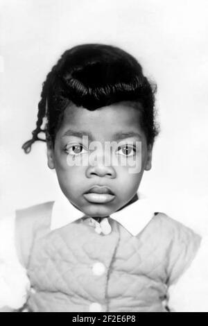 1957 ca , USA : The celebrated American television talk show host, journalist , writer and producer OPRAH WINFREY ( born 29 january 1954 ), when was young aged 3 . Unknown photographer. - HISTORY - FOTO STORICHE - personalità da giovane giovani - personality personalities when was young - PORTRAIT - RITRATTO - GIORNALISTA - JOURNALIST - GIORNALISMO - JOURNALISM - produttore - conduttore televisivo - presentatore - TV - produttore - BAMBINA - BAMBINO - BAMBINI - CHILD - CHILDREN - INFANZIA - CHILDHOOD  --- ARCHIVIO GBB Stock Photo