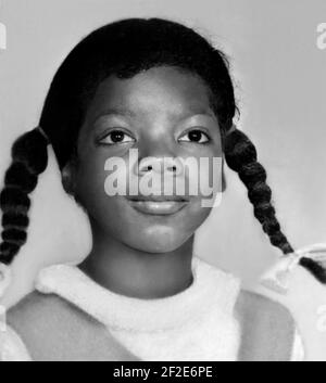 1966 ca , USA : The celebrated American television talk show host, journalist , writer and producer OPRAH WINFREY ( born 29 january 1954 ), when was young aged 12 . Unknown photographer. - HISTORY - FOTO STORICHE - personalità da giovane giovani - personality personalities when was young - PORTRAIT - RITRATTO - GIORNALISTA - JOURNALIST - GIORNALISMO - JOURNALISM - produttore - conduttore televisivo - presentatore - TV - produttore - smile - sorriso - BAMBINA - BAMBINO - BAMBINI - CHILD - CHILDREN - INFANZIA - CHILDHOOD  --- ARCHIVIO GBB Stock Photo